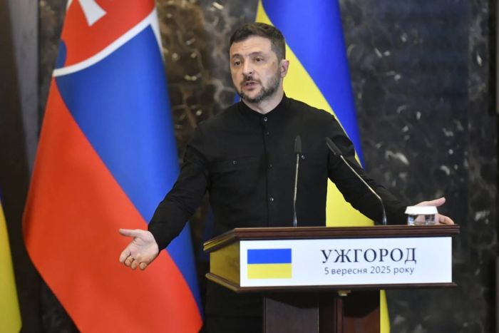 زيلينسكي يرفض فكرة بوتين بإجراء محادثات في موسكو