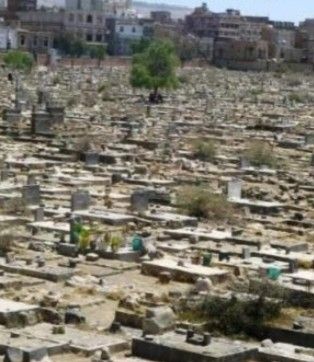  رفعت سعر القبر إلى 500 ألف ريال.. عصابة الحوثي تتاجر بمعاناة اليمنيين أحياءً وأمواتًا