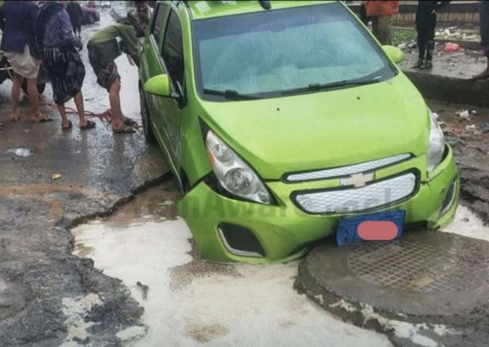  مواطنون يُحملون الحوثي مسؤولية سقوط سيارة في حفرة بأحد شوارع صنعاء