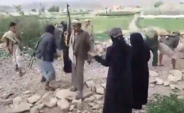 اعتداء حوثي على نساء في عمران خلال احتجاجهن على بئر جديدة