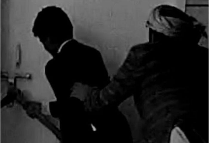  قيادي حوثي يقتحم مدرسة وينهب محتوياتها في الضالع