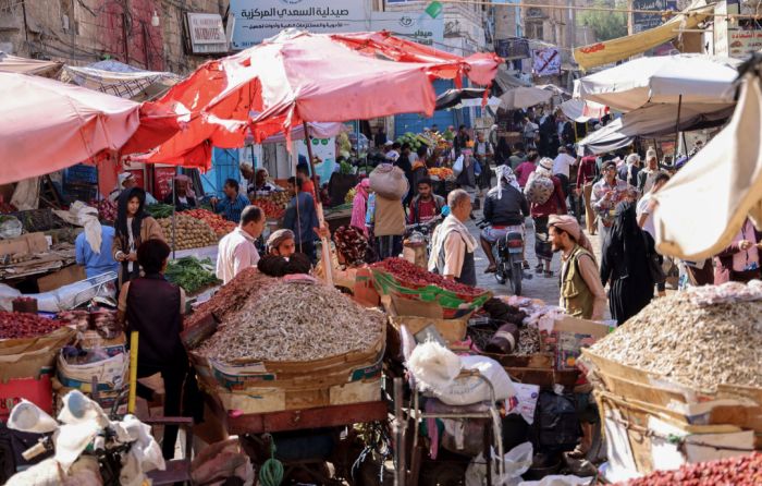  اقتصاديون: أسواق مناطق الحكومة تدر ملايين من العملات الأجنبية للحوثيين يوميًا