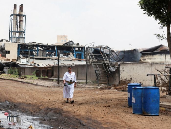  تزايدت منذ القصف الإسرائيلي .. شكاوى من انقطاعات طويلة للكهرباء الحكومية في مناطق سيطرة عصابة الحوثي