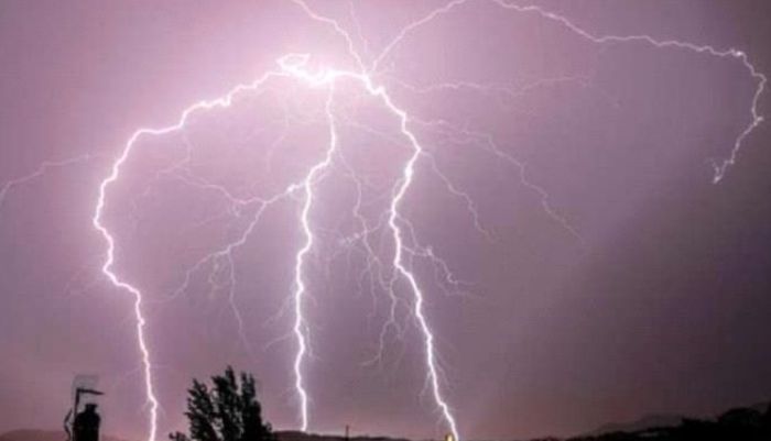  مقتل مواطن ونفوق 12 رأسًا من الأغنام بصاعقة في الحديدة