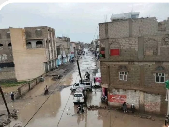  إب .. السيول تغمر يريم وتلحق أضرارًا واسعة بالمنازل والمحلات
