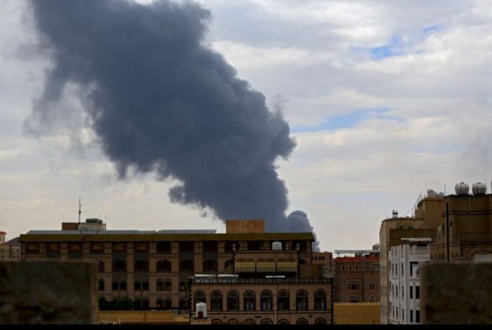  سخرية واسعة من تصريحات قيادات عصابة الحوثي حول "فشل القصف الإسرائيلي"