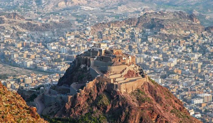  تعز .. ضبط 1500 كيس مواد غذائية فاسدة تُستخدم في وجبات الأطفال