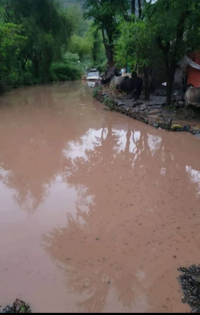  طريق الأقروض تغرقه مياه الأمطار وسائقو الشاحنات يستغيثون