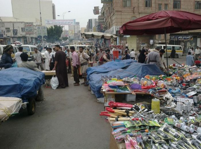  سلطة عاجزة وتجار متمردون .. تعز تئن من فوضى السوق وارتفاع الأسعار بلا رحمة