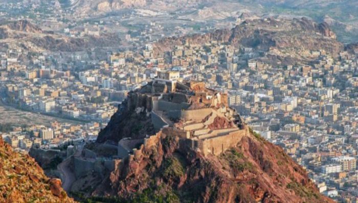  مسلحون يعتدون على منزل أحد الجرحى ويختطفون آخر في تعز