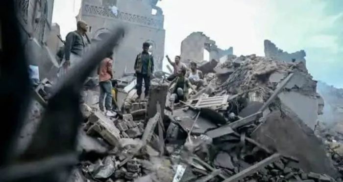  أسر ضحايا الغارات على صنعاء تشكو تجاهل مليشيا الحوثي لمعاناتهم  