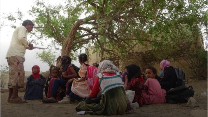  بسبب تدمير الحوثي للمدارس وزرع الألغام .. 300 طالب وطالبة يدرسون تحت الأشجار في حيس
