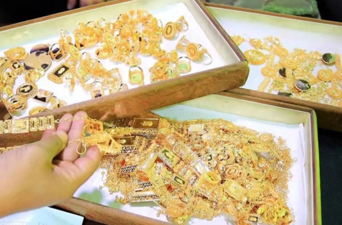  صنعاء .. عامل يعتدي على صاحب محل ذهب وينهب 5 كيلو جرامات وأسرته تسلّمه للبحث الجنائي