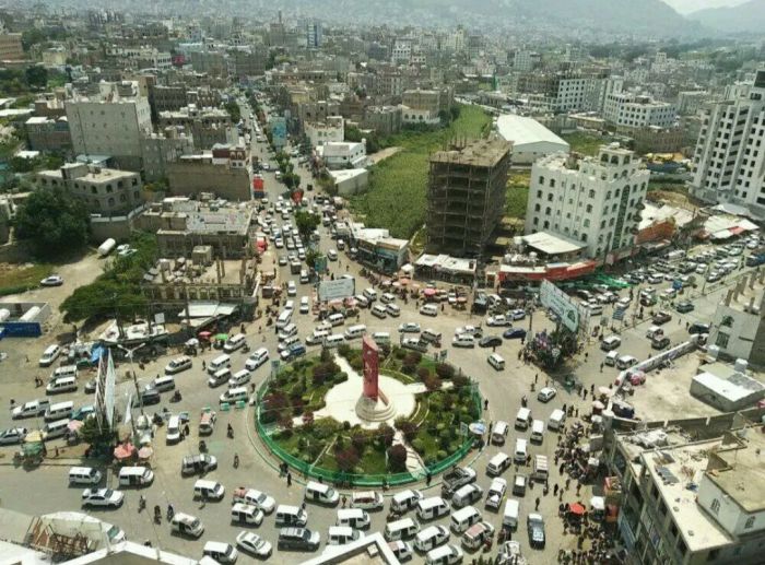  قيادي حوثي يسطو على شارع في إب