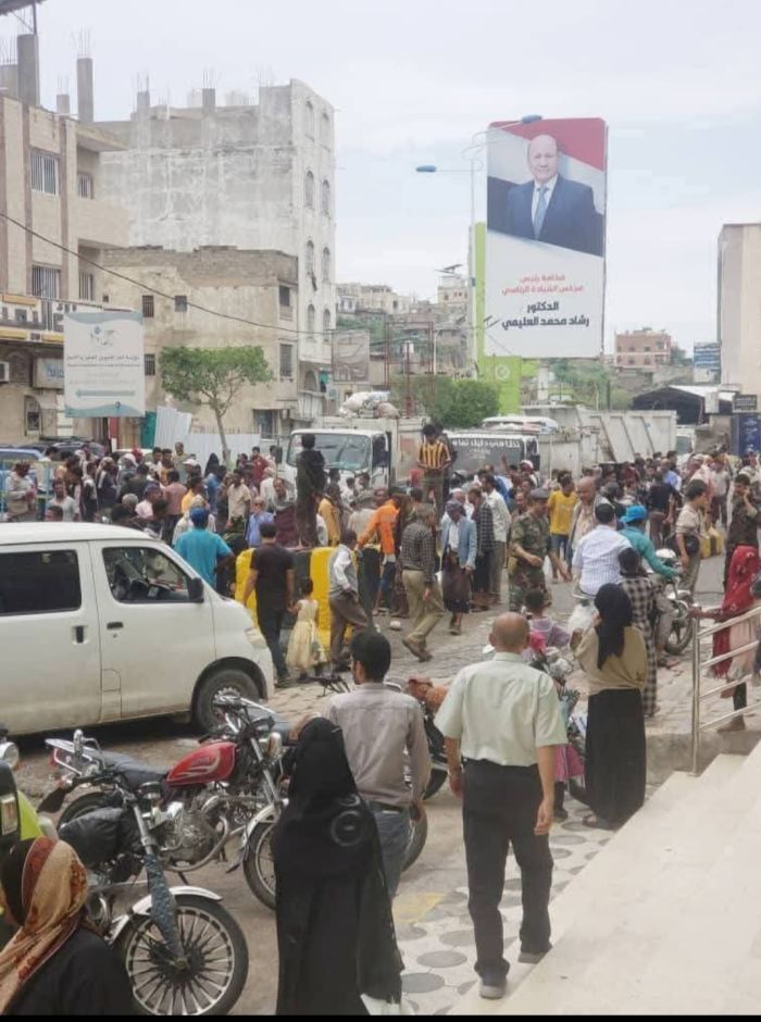  احتجاجات غاضبة في تعز تنديدًا باغتيال مديرة صندوق النظافة
