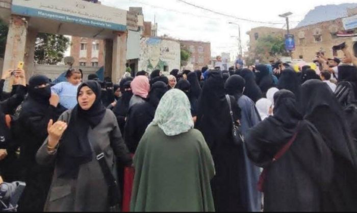  وقفة احتجاجية نسائية في تعز تنديداً باغتيال المشهري