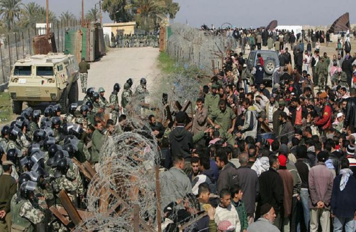 اجتماع حاسم داخل المخابرات المصرية ... كيف ردت القاهرة على اقتحام حماس للحدود في 2008؟