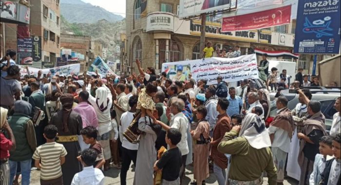  مظاهرات حاشدة في تعز تندد باغتيال مديرة صندوق النظافة