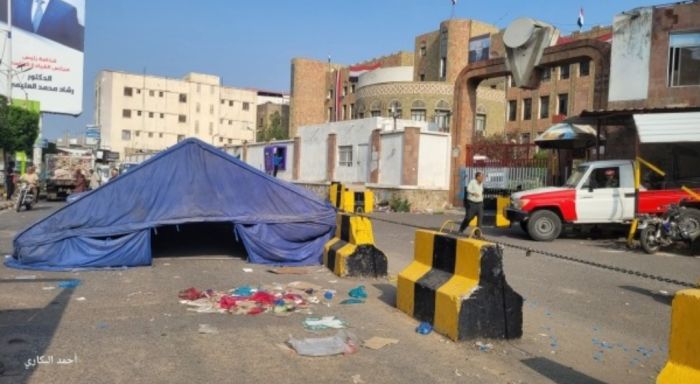  أسرة افتهان المشهري تعتصم أمام مقر السلطة المحلية في تعز