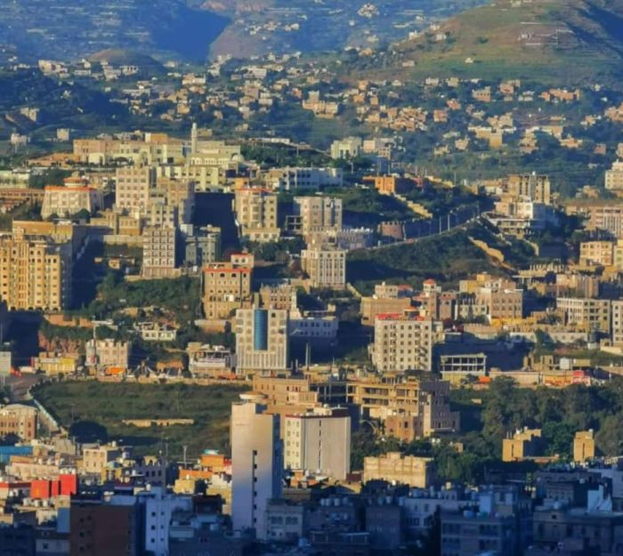  مليشيا الحوثي تسطو على حرم جامع أثري في إب