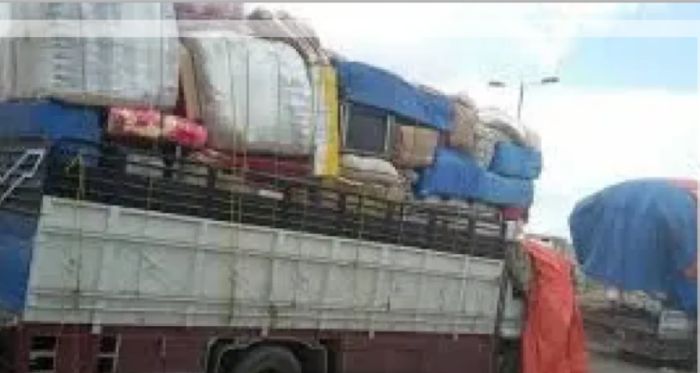  سائقو الشاحنات يتعرضون لسرقات حوثية في جمرك ذمار