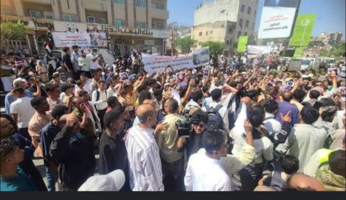  حراك شعبي بتعز يطالب بضبط القتلة وشمسان يوجه بإخلاء المسلحين من منازل المواطنين