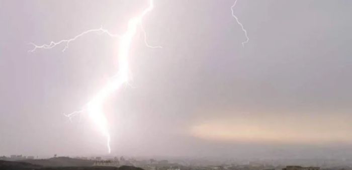  إصابة امرأة بصاعقة رعدية في المخا