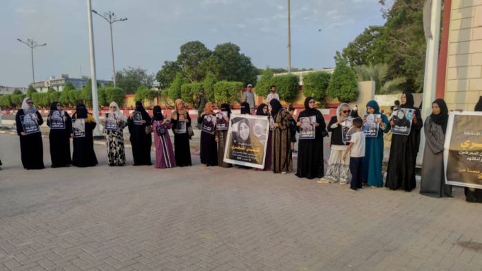 قيادات نسوية في عدن ينظمن وقفة احتجاجية للمطالبة بتحقيق العدالة في قضية اغتيال إفتهان المشهري