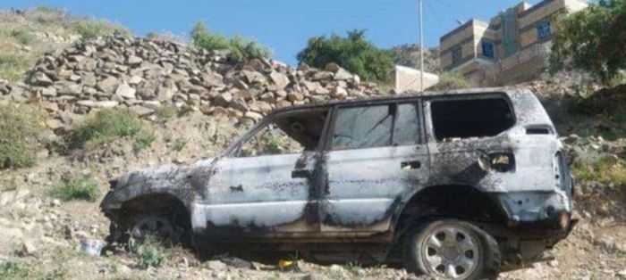  مجهولون يُضرمون النار في سيارة محامٍ بيافع