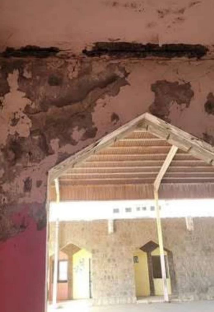  إغلاق مدرسة في عدن بعد تساقط أجزاء من السقف فوق الطلاب