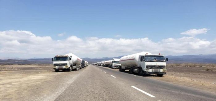  عسكريون في أبين يوقفون شاحنات الغاز احتجاجًا على تأخر الرواتب