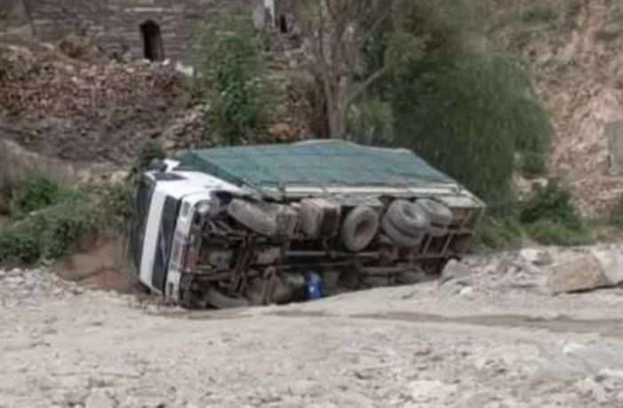  انقلاب شاحنة في سائلة القبيطة بلحج