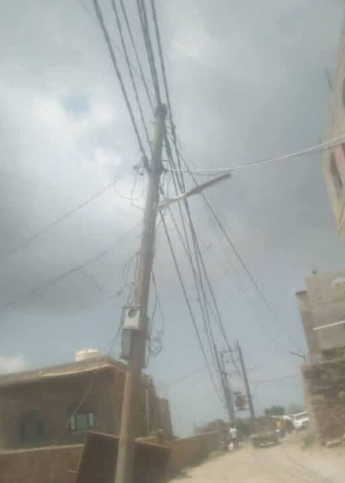  تعز .. عمود كهرباء مائل يهدد سكان منطقة الطيار بالتربة