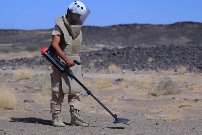  تفكيك أكثر من ألفي لغم وعبوة ناسفة من مخلفات الحوثي خلال الشهر الماضي