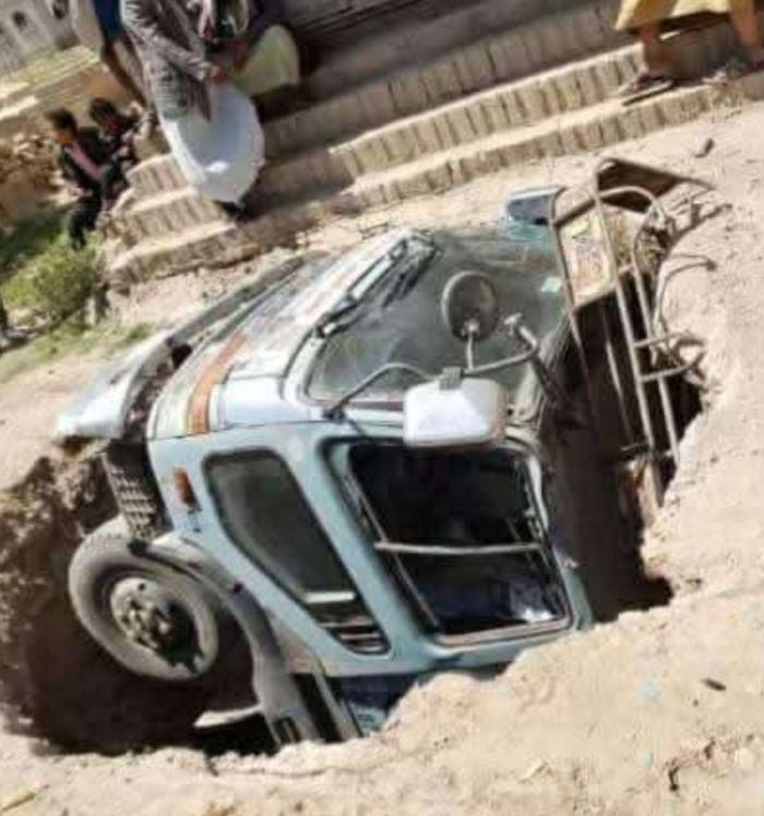  حفرة صرف صحي تبتلع شاحنة نقل في ذمار