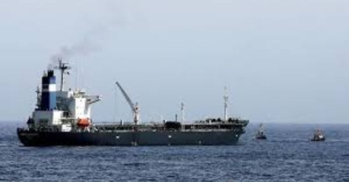  عصابة الحوثي تختطف سفينة تجارية