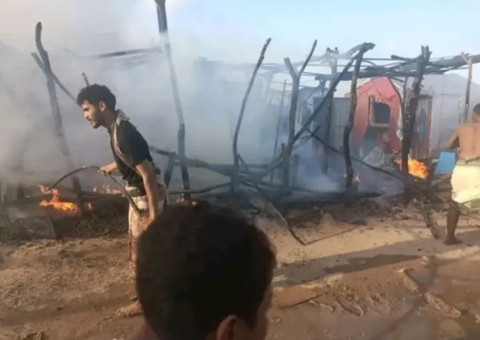  حريق يلتهم مخيمًا للنازحين في أبين