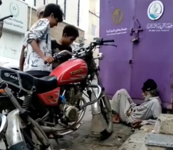  أطفال أحداث في تعز يعتدون على مختل سبعيني بركله بأقدامهم ورميه بالحجارة