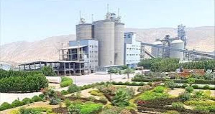  أبين.. مسلحون يقطعون الطريق أمام قاطرات إسمنت "باتيس" في بئر الحسني