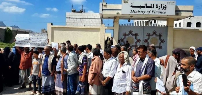 الموظفون النازحون يطالبون الحكومة اليمنية بصرف رواتبهم المتأخرة منذ 10 أشهر