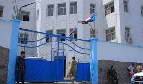 عدن .. مسلحون يقتحمون قسم شرطة التواهي ويهربون سجينا