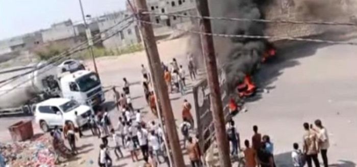  أبين .. مظاهرة طلابية غاضبة تقطع طريق جعار–زنجبار