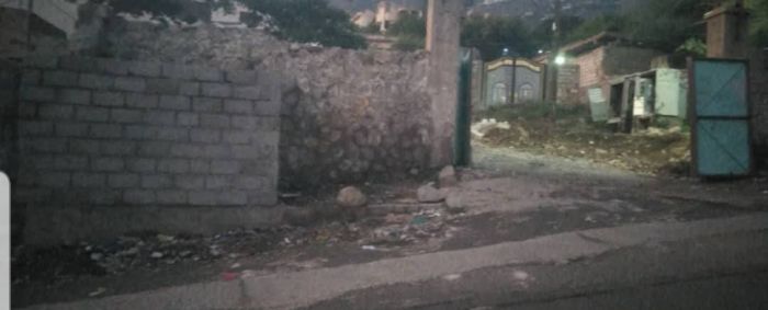 محاولة نقل محول كهربائي إلى رصيف شارع عام تواجه بالرفض في تعز  