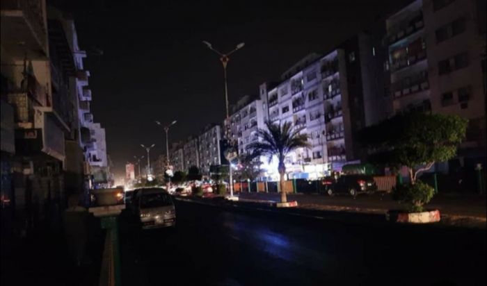 تحذيرات سكانية من استمرار القائمين على الخدمة .. عدن تغرق في الظلام الدامس وسط غليان شعبي ودعوات للعصيان المدني