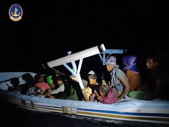 خفر السواحل تعلن ضبط قاربًا يقل 20 مهاجرًا إفريقيًا في البحر الأحمر