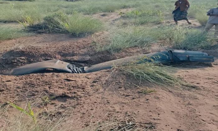 سقوط صاروخ حوثي في الحديدة بعد فشله في الوصول إلى هدفه بالبحر الأحمر