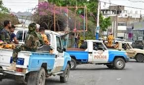 الأمن يطيح بعصابتين للنصب والابتزاز في عدن وتعز ويضبط متهمين متورطين بجرائم احتيال