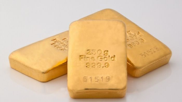 الذهب يرتفع ويحقق مكاسب للشهر الثالث