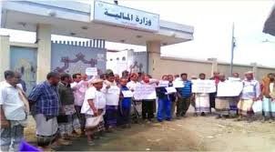 الموظفون النازحون: استمرار تجاهل الحكومة لحقوقنا سيدفعنا إلى التصعيد واللجوء إلى القضاء