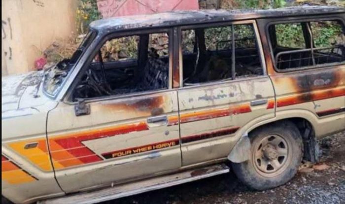 مجهولون يُضرمون النار في سيارة مواطن بمديرية المخادر في إب وسط تصاعد الانفلات الأمني